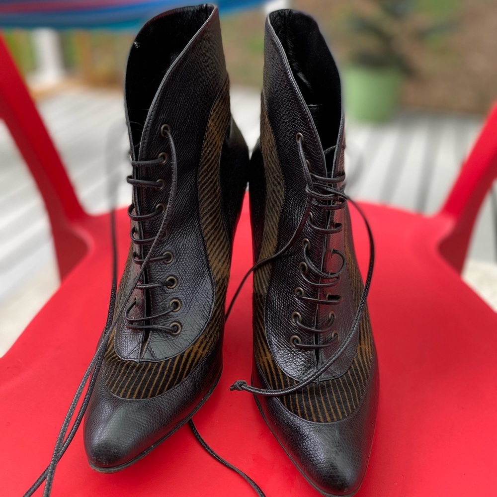 *Manolo Blahnik* Authentic leather Manolo Blahnik leather high heel lace boots